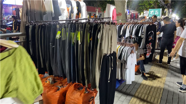 地摊经济太火爆，有摊主高价“转让”摊位499 / 作者:儿时的回忆 / 帖子ID:272051
