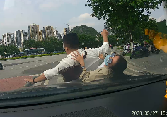 1死2伤！广西一22岁男司机连撞3名女子，原因竟是这个！678 / 作者:普通人物怨 / 帖子ID:272212