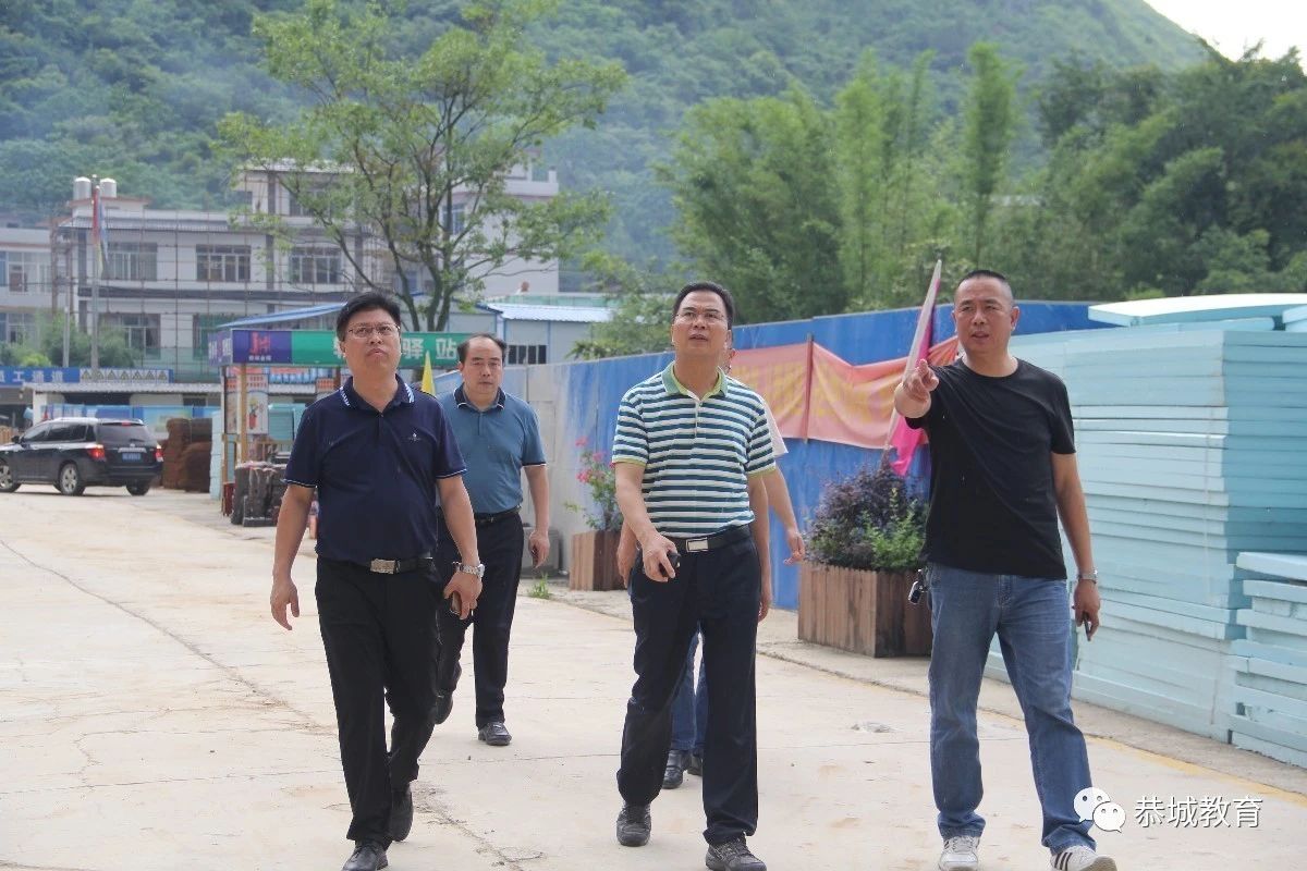 叶勇副县长在县教育局局长李典东的陪同下调研民族高中建设908 / 作者:论坛小编04 / 帖子ID:272608