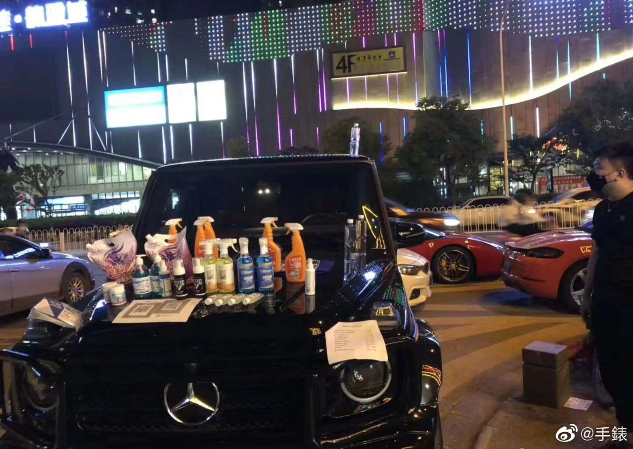 神操作！桂林男子解放桥奇葩摆摊，网友炸锅了601 / 作者:登山涉水 / 帖子ID:272742