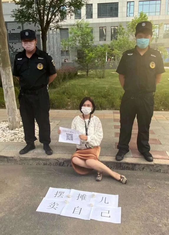 神操作！桂林男子解放桥奇葩摆摊，网友炸锅了608 / 作者:登山涉水 / 帖子ID:272742