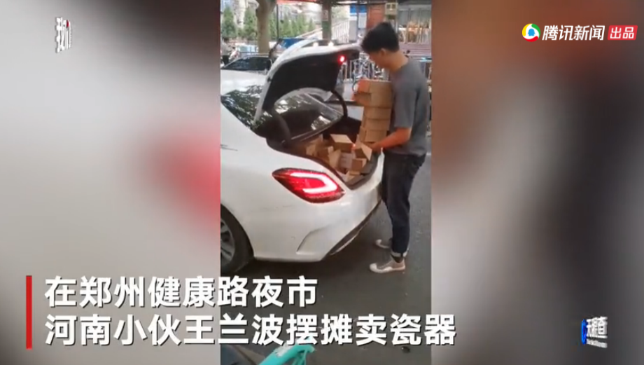神操作！桂林男子解放桥奇葩摆摊，网友炸锅了314 / 作者:登山涉水 / 帖子ID:272742