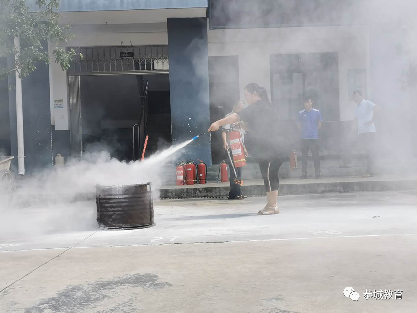 西岭镇中心小学：消防演练进校园，师生携手同参与315 / 作者:论坛小编04 / 帖子ID:273052