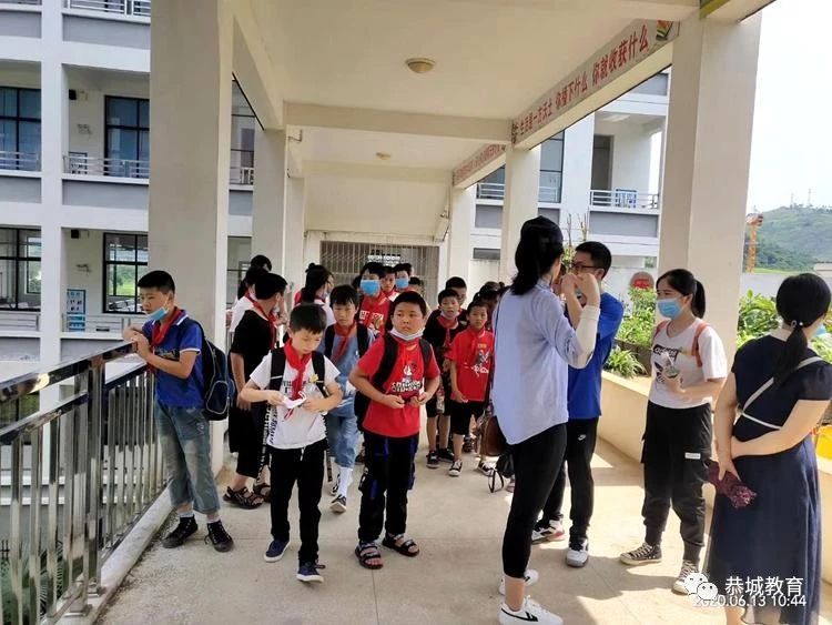 感受山外的精彩世界：莲花镇黄泥岗小学师生到民族实验初中参观144 / 作者:论坛小编04 / 帖子ID:273157