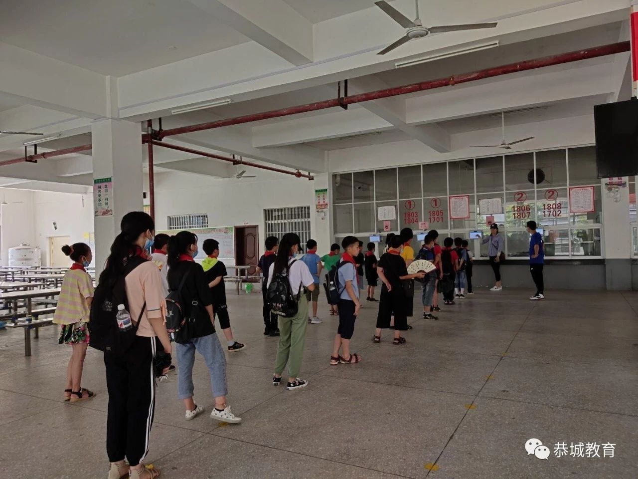 感受山外的精彩世界：莲花镇黄泥岗小学师生到民族实验初中参观192 / 作者:论坛小编04 / 帖子ID:273157
