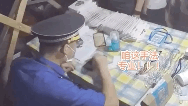 咋回事？商贩扔摊就跑，城管看摊贴膜，还挣了不少……37 / 作者:儿时的回忆 / 帖子ID:273267