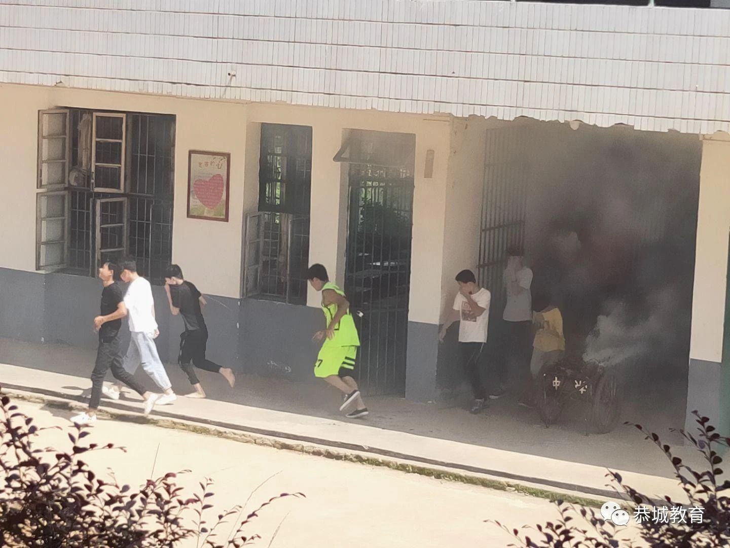 西岭镇初级中学举行2020年火灾逃生演练及消防知识培训726 / 作者:论坛小编04 / 帖子ID:273617