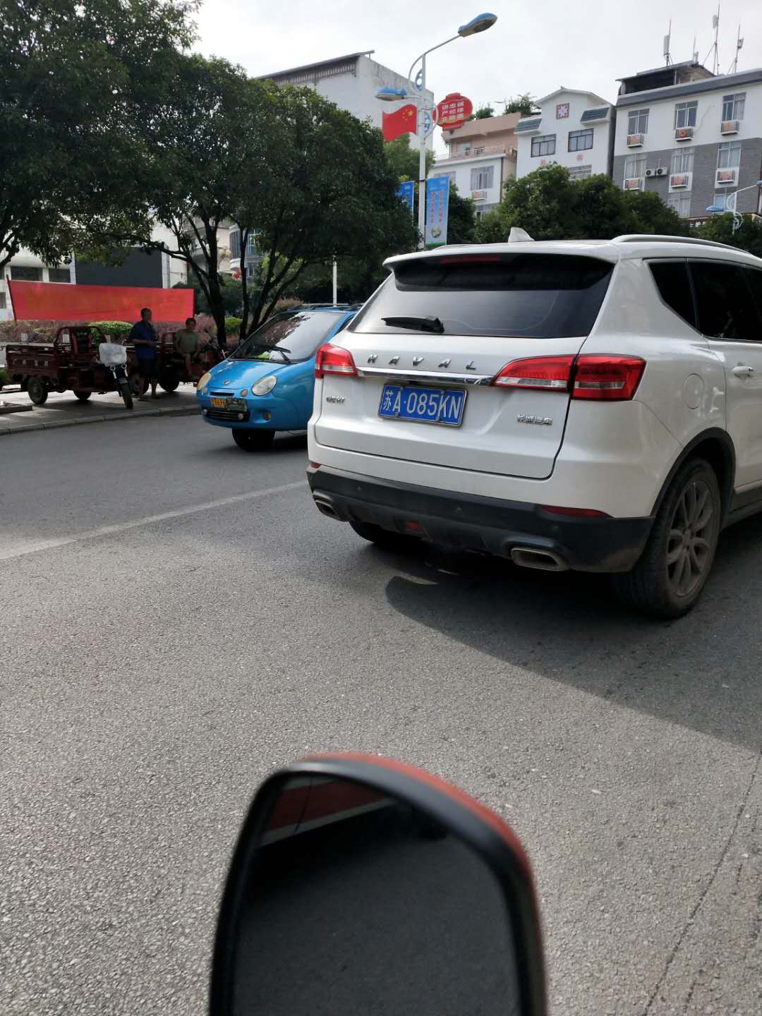 今天下午16:39左右，恭城街这架救护车一路鸣笛，前面这辆车子也不让路！940 / 作者:月夜孤雁飞 / 帖子ID:273650