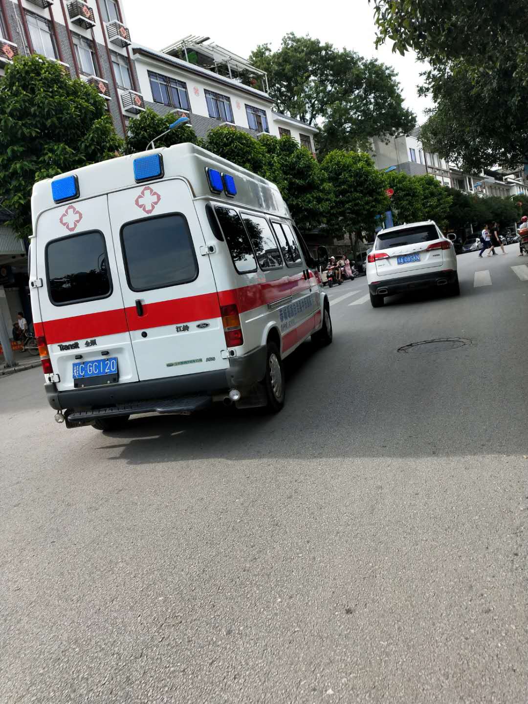 今天下午16:39左右，恭城街这架救护车一路鸣笛，前面这辆车子也不让路！605 / 作者:月夜孤雁飞 / 帖子ID:273650