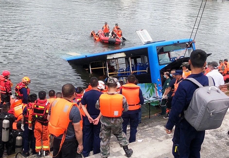 揪心！贵州安顺公交车坠湖事件已致2人死亡551 / 作者:宇宙无限 / 帖子ID:273830