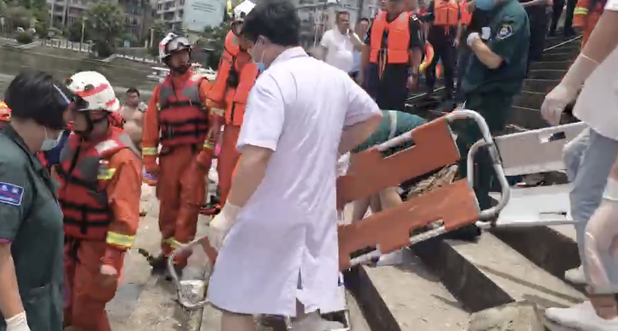 已搜救出36人，21人死亡！贵州公交车坠湖前监控曝光521 / 作者:儿时的回忆 / 帖子ID:273833