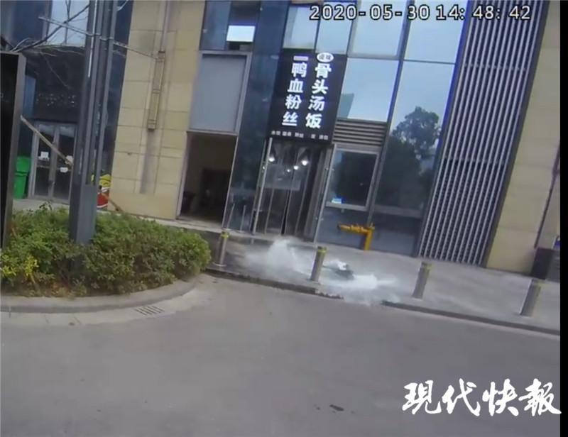 楼上有人往下扔水袋，11岁“熊孩子”干的893 / 作者:形腿望舞 / 帖子ID:273844