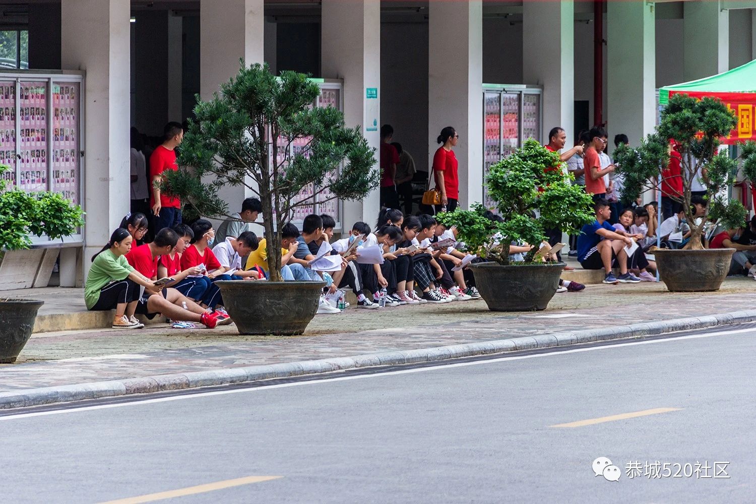 恭城高三学子奔赴考场，现场直击高考首日的一幕幕...156 / 作者:论坛小编01 / 帖子ID:273849