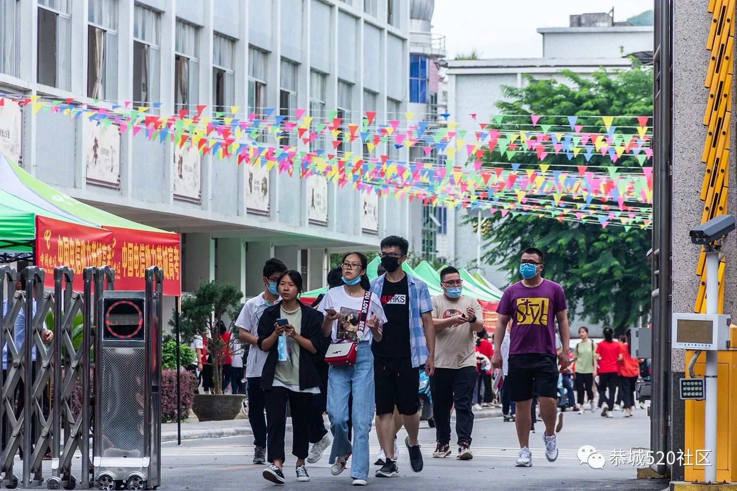 恭城高三学子奔赴考场，现场直击高考首日的一幕幕...84 / 作者:论坛小编01 / 帖子ID:273849
