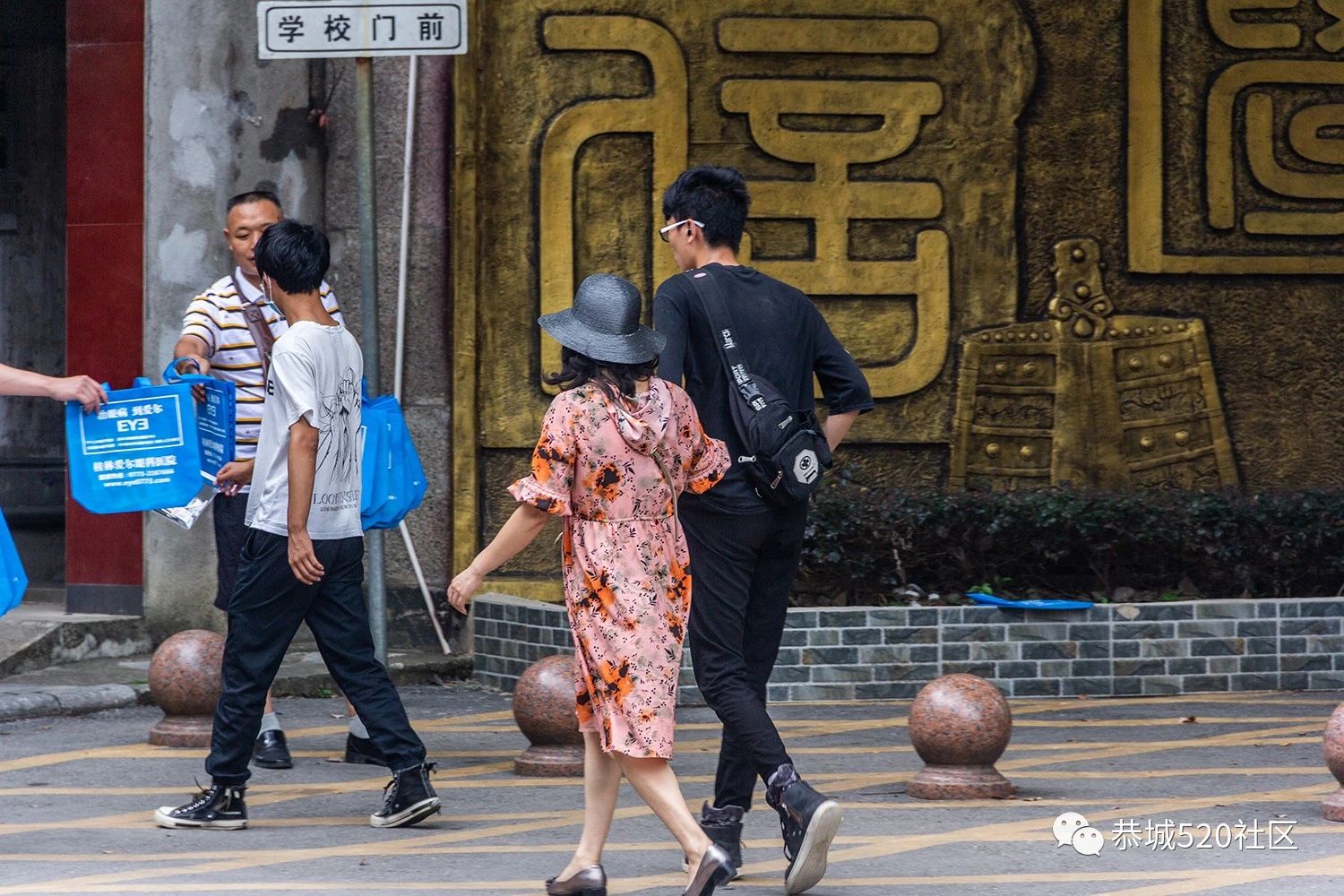 恭城高三学子奔赴考场，现场直击高考首日的一幕幕...191 / 作者:论坛小编01 / 帖子ID:273849