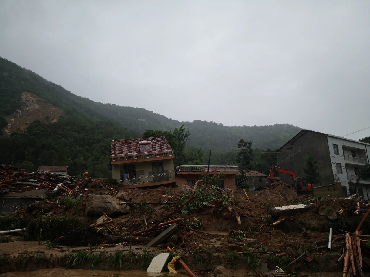 山体滑坡，9人被埋！500多名考生因暴雨被困，铲车出动紧急转送152 / 作者:分叉路口 / 帖子ID:273865