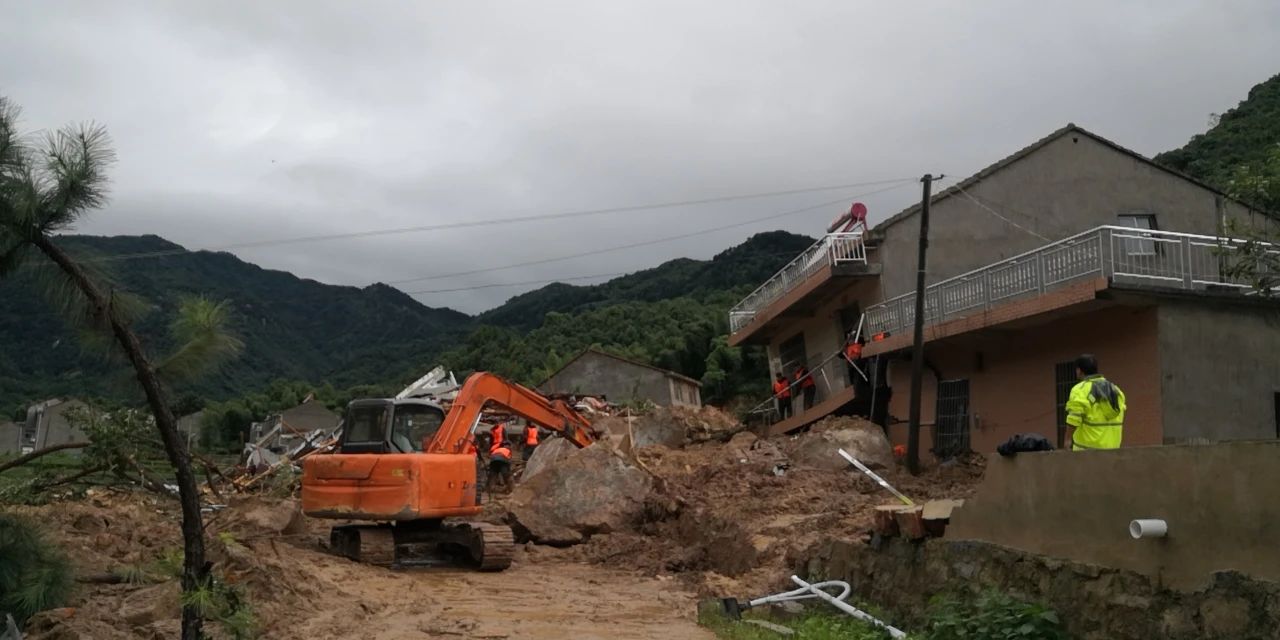 山体滑坡，9人被埋！500多名考生因暴雨被困，铲车出动紧急转送100 / 作者:分叉路口 / 帖子ID:273865