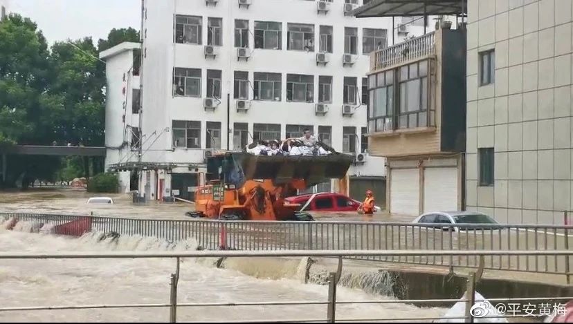 山体滑坡，9人被埋！500多名考生因暴雨被困，铲车出动紧急转送953 / 作者:分叉路口 / 帖子ID:273865