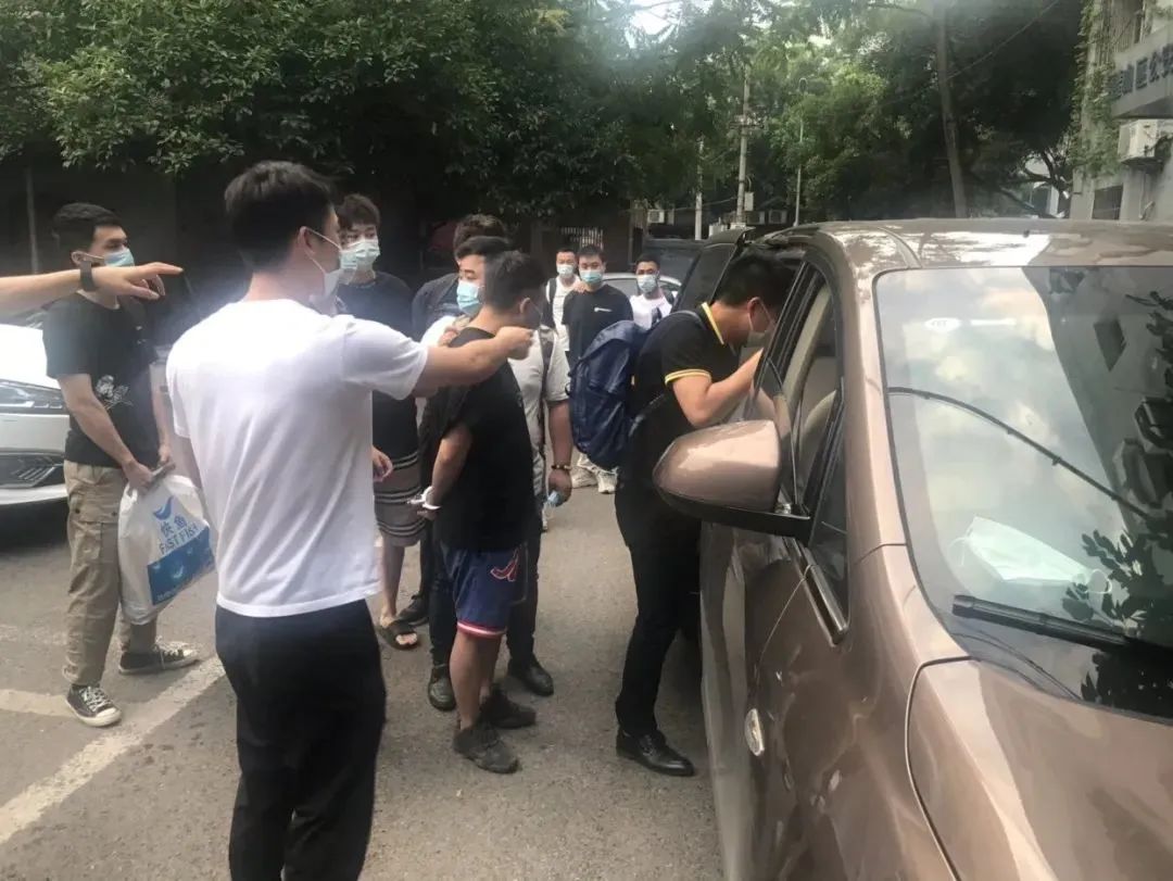 95后小伙卖假鞋超7000万，被抓时手机订单每秒十几单511 / 作者:单身狗的生活 / 帖子ID:273919