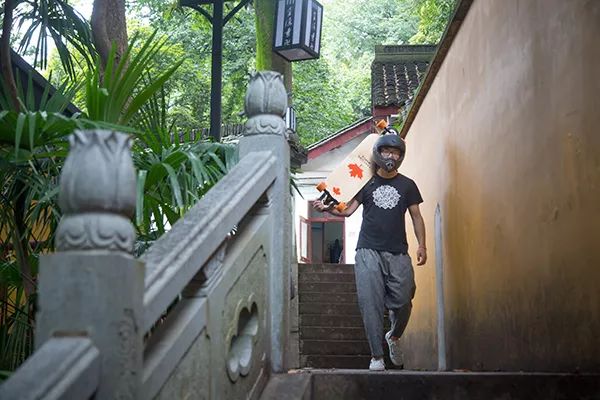 灵隐寺招人火爆热搜，不用出家！当初入职90后小伙再度走红：8小时上班制，KPI随缘274 / 作者:分叉路口 / 帖子ID:274081