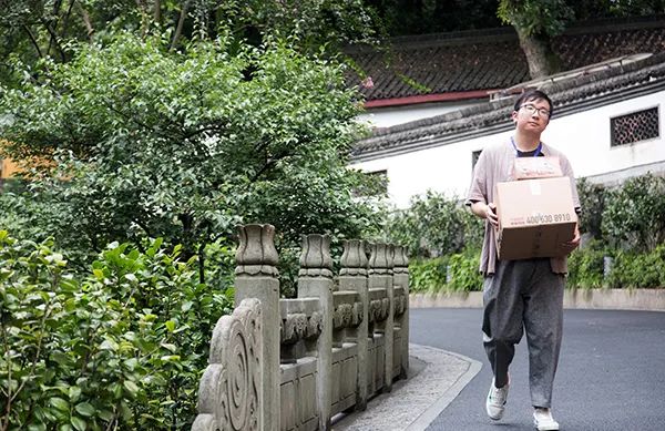 灵隐寺招人火爆热搜，不用出家！当初入职90后小伙再度走红：8小时上班制，KPI随缘250 / 作者:分叉路口 / 帖子ID:274081