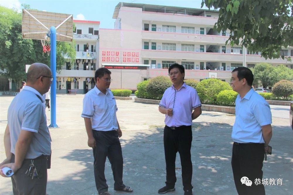 教育局局长李典东在检查莲花初级中学考点时强调，要勠力同心抓实抓细各项准备工作...74 / 作者:论坛小编04 / 帖子ID:274667