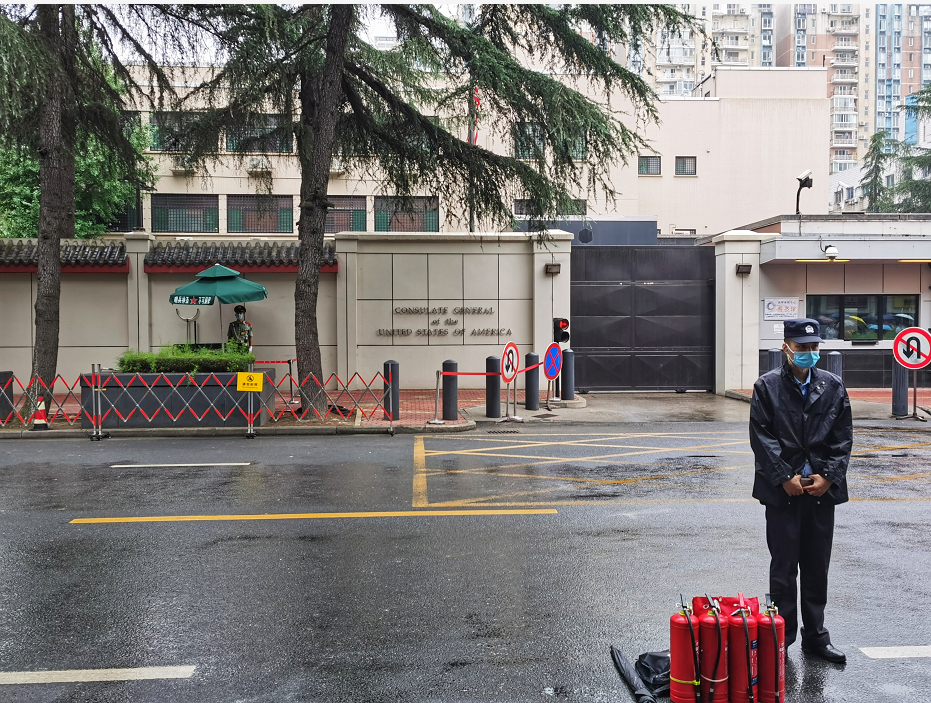 今日美国驻成都总领馆现场：下雨，警方准备灭火器898 / 作者:分叉路口 / 帖子ID:274686