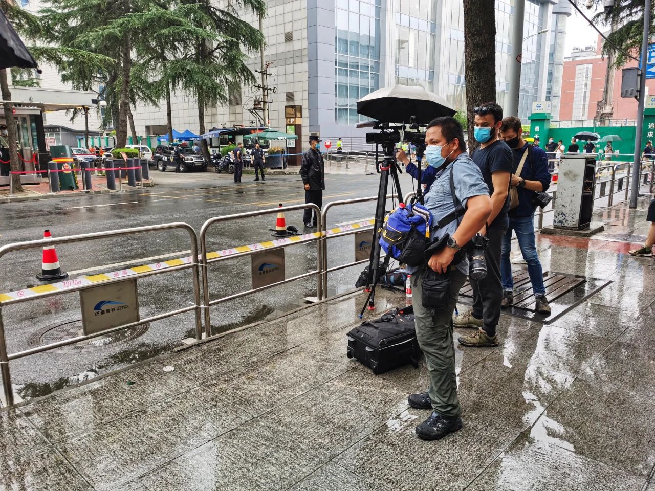 今日美国驻成都总领馆现场：下雨，警方准备灭火器756 / 作者:分叉路口 / 帖子ID:274686