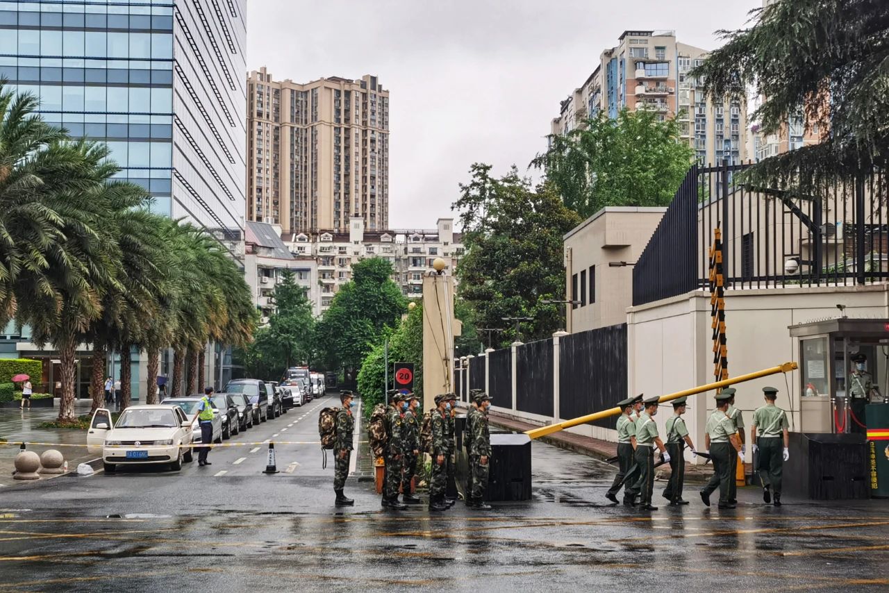 今日美国驻成都总领馆现场：下雨，警方准备灭火器712 / 作者:分叉路口 / 帖子ID:274686