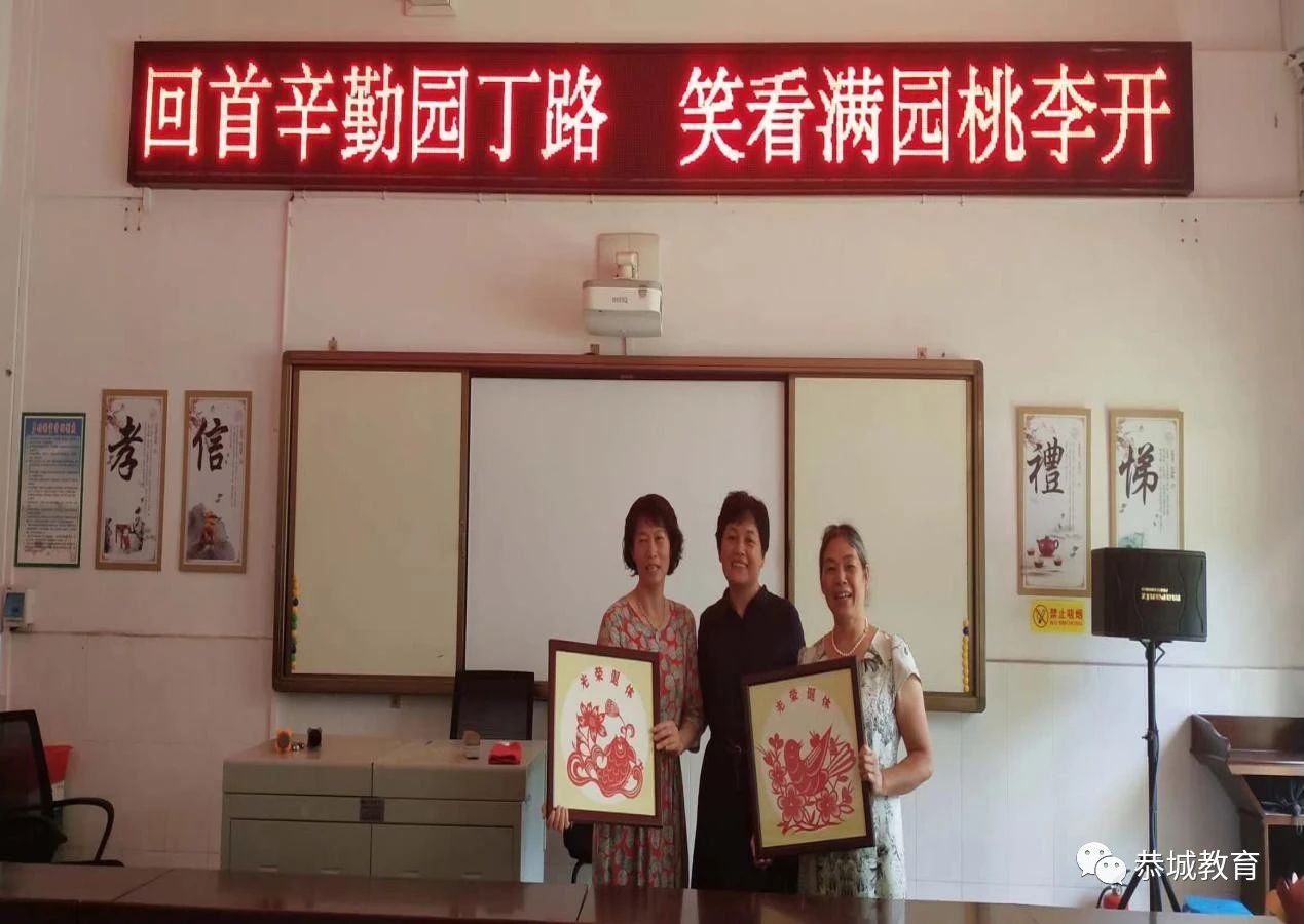 回首辛勤园丁路  笑看满园桃李开：县城三小举行退休教师欢送仪式170 / 作者:论坛小编04 / 帖子ID:274774