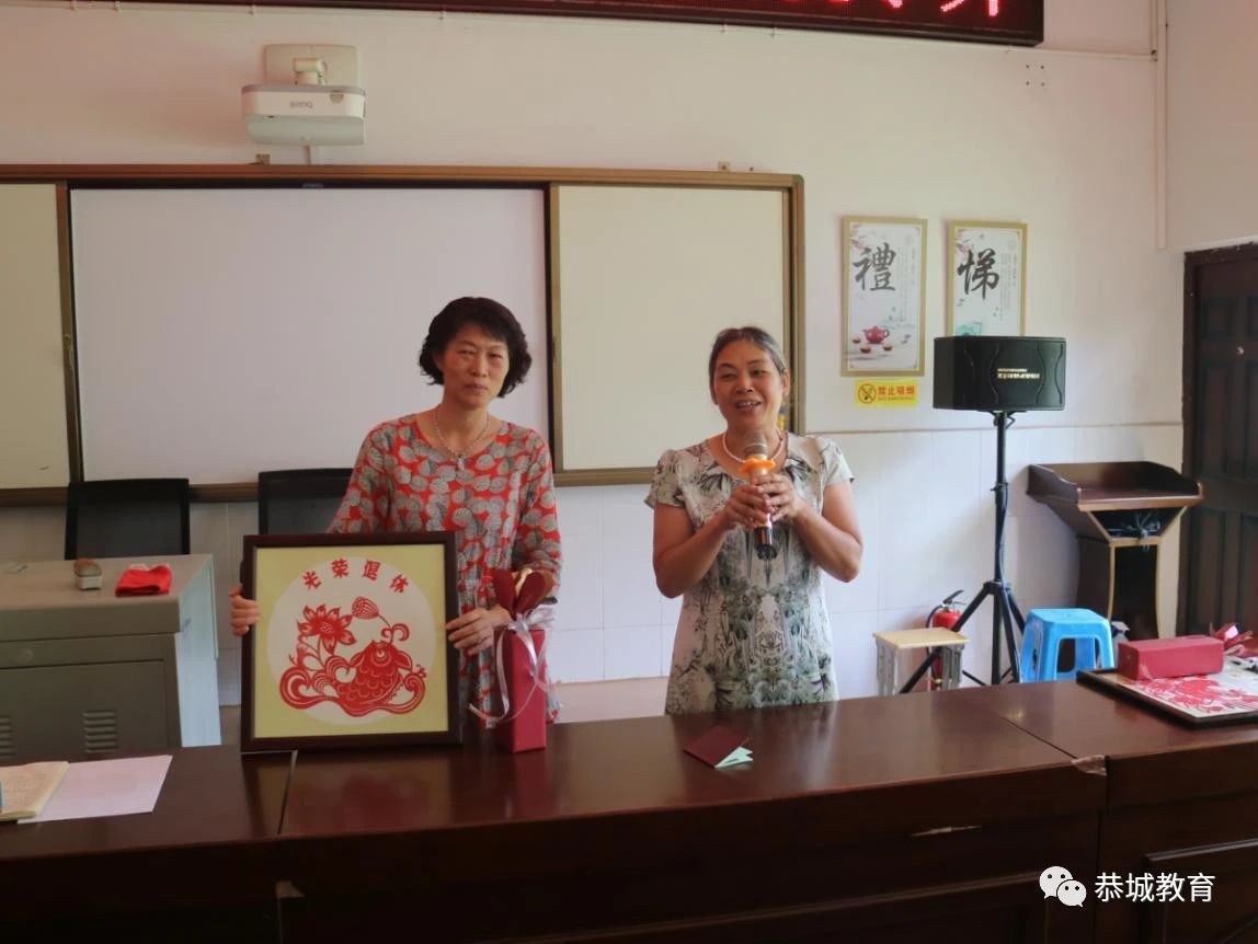 回首辛勤园丁路  笑看满园桃李开：县城三小举行退休教师欢送仪式800 / 作者:论坛小编04 / 帖子ID:274774