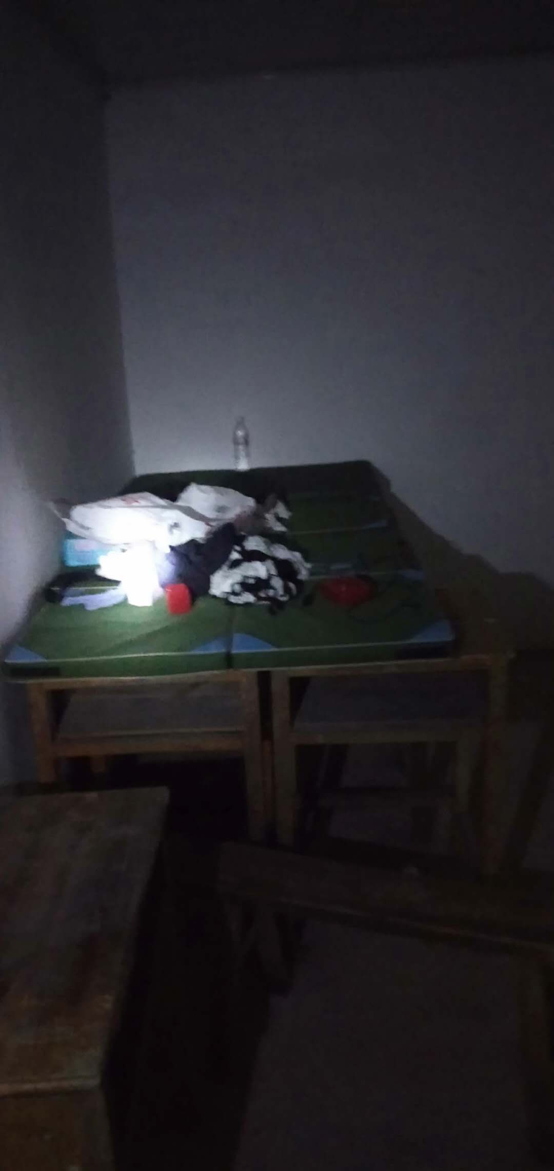 恶心，三男两女在西岭萝卜村小学教室住，起码住了有三四天....565 / 作者:给我闪 / 帖子ID:275036