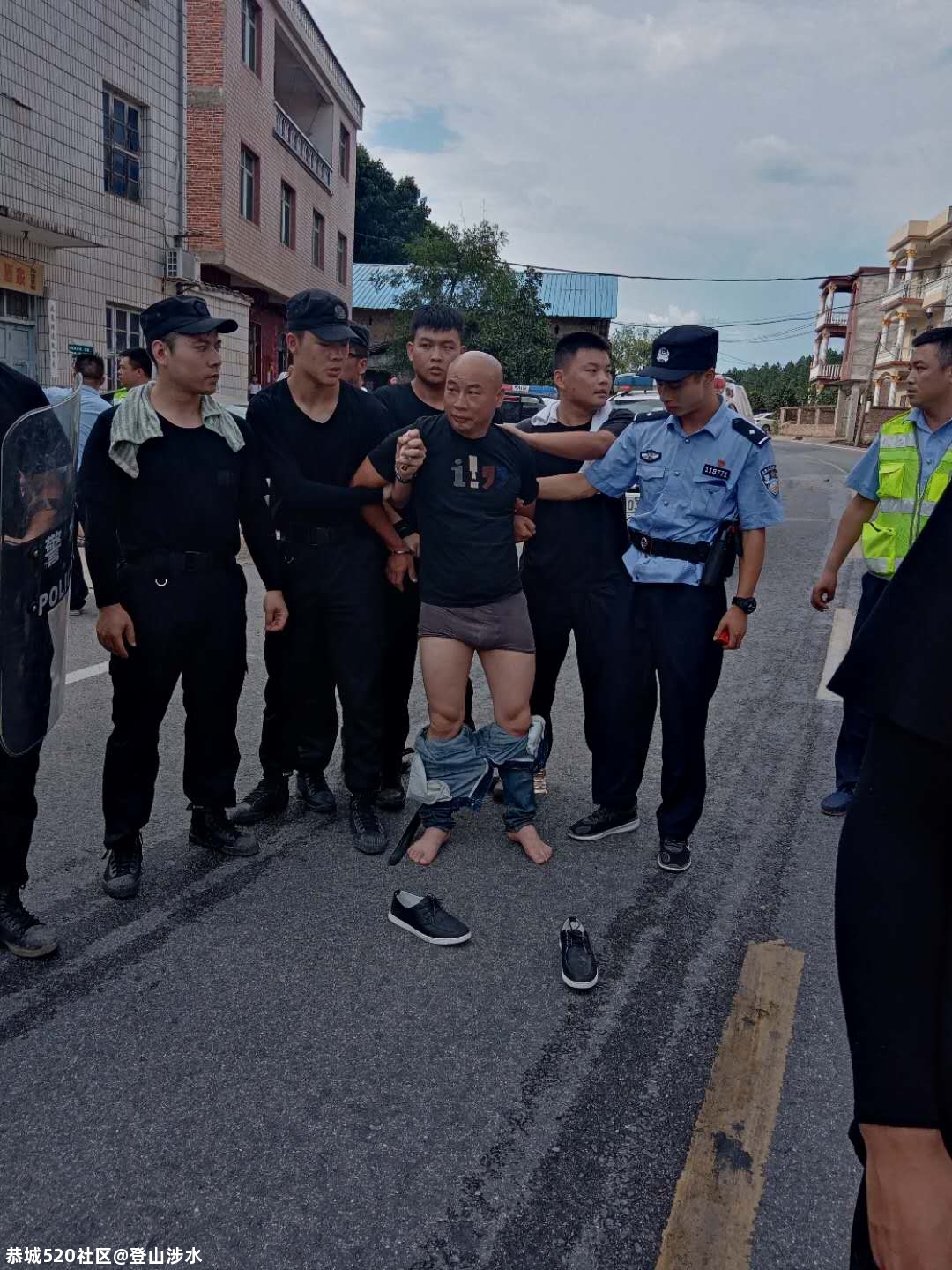 现场曝光！涉嫌5天杀3人的曾春亮抓到了！740 / 作者:登山涉水 / 帖子ID:275681