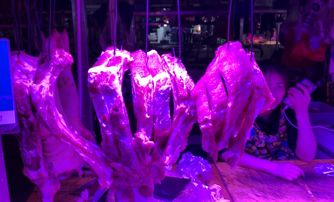 猪肉摊暗藏秘密！记者拍下贵阳摊贩造假全过程，手腕一抖好肉里掺进了……200 / 作者:刘冠华 / 帖子ID:277525