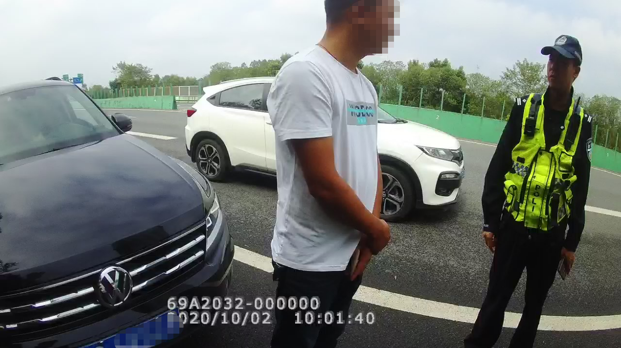 桂林高速公路上，一男子违反交通后给交警塞钱，结果...437 / 作者:華大夫 / 帖子ID:278159