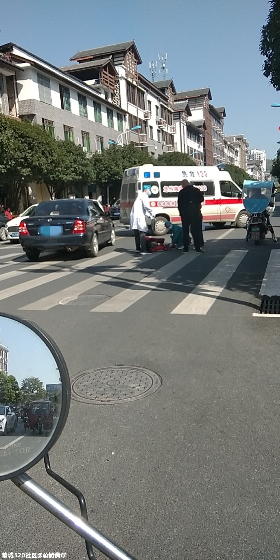 人民会堂门口有个老婆婆倒在地上174 / 作者:公路美学 / 帖子ID:278549