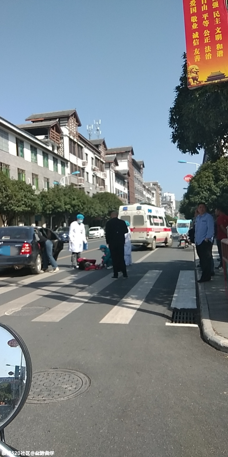 人民会堂门口有个老婆婆倒在地上784 / 作者:公路美学 / 帖子ID:278549