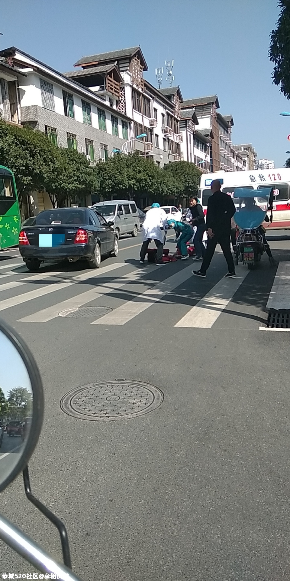 人民会堂门口有个老婆婆倒在地上298 / 作者:公路美学 / 帖子ID:278549