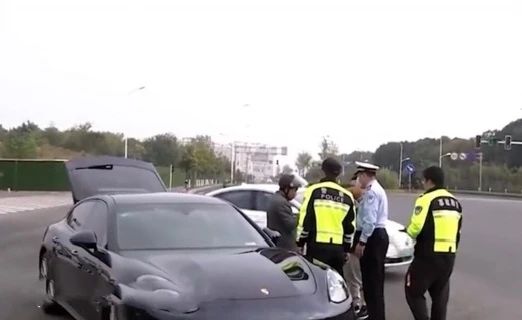 豪横！大爷骑电动车撞上保时捷，不等责任认定，当场转账五位数390 / 作者:圆月小侠 / 帖子ID:279196
