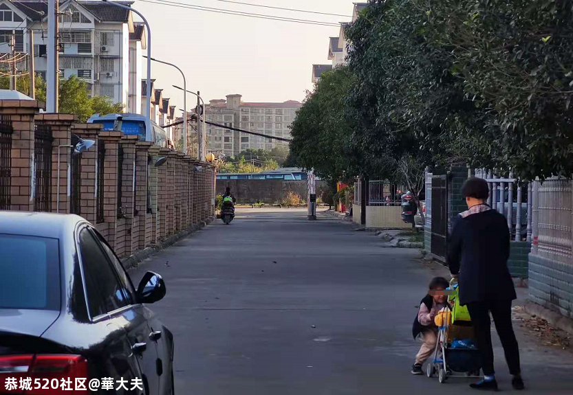 桂林一幼儿园小孩竟从行驶中的三轮车掉落！7 / 作者:華大夫 / 帖子ID:279277