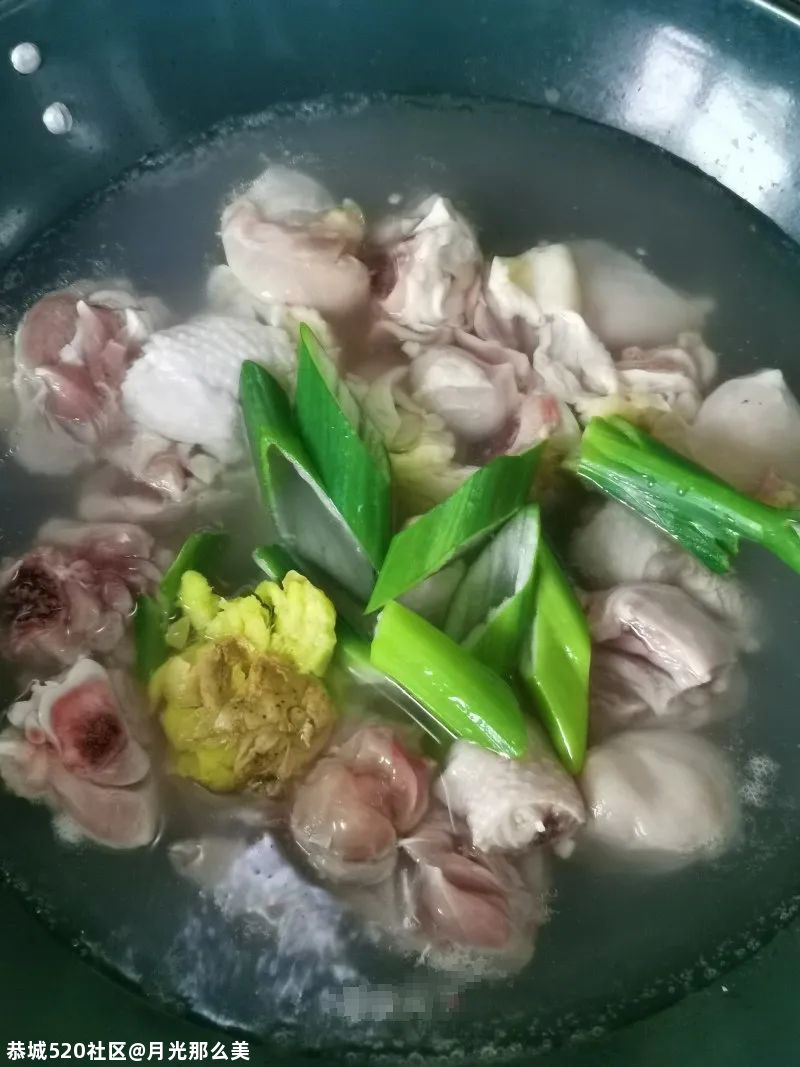 肉质细嫩，汤汁浓郁的黄焖鸡！配饭吃，真是太好吃了！27 / 作者:月光那么美 / 帖子ID:279979