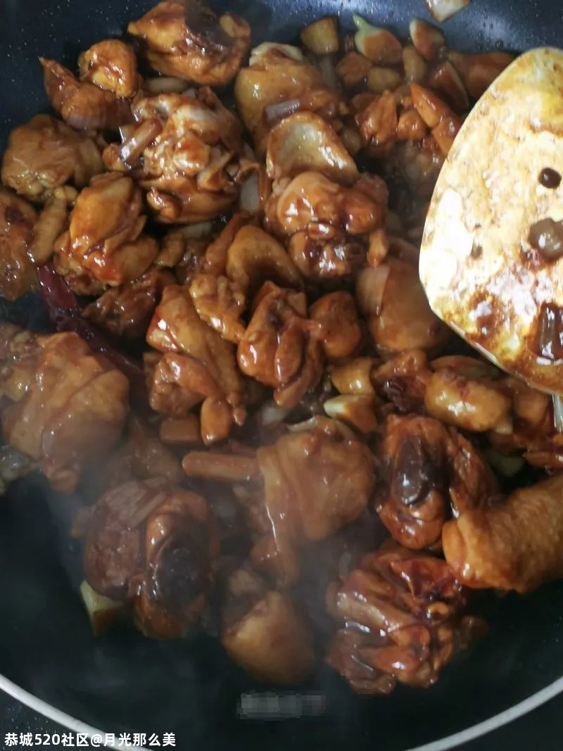 肉质细嫩，汤汁浓郁的黄焖鸡！配饭吃，真是太好吃了！63 / 作者:月光那么美 / 帖子ID:279979