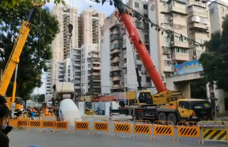 今早，广州突发地陷！搅拌车陷入坑中，最新进展136 / 作者:分叉路口 / 帖子ID:280065