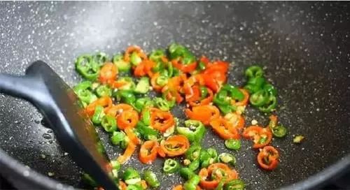 香辣小鱼干丨既是下饭菜，又是零食！不仅好吃做法还简单！297 / 作者:月光那么美 / 帖子ID:280855