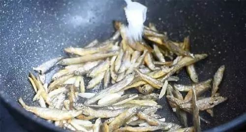 香辣小鱼干丨既是下饭菜，又是零食！不仅好吃做法还简单！314 / 作者:月光那么美 / 帖子ID:280855