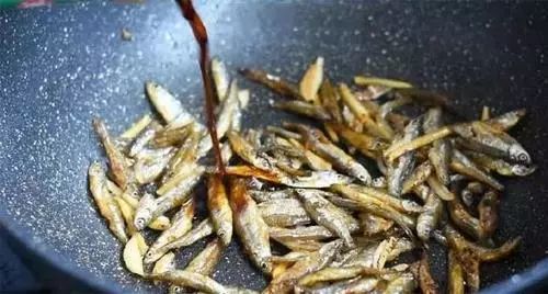 香辣小鱼干丨既是下饭菜，又是零食！不仅好吃做法还简单！451 / 作者:月光那么美 / 帖子ID:280855