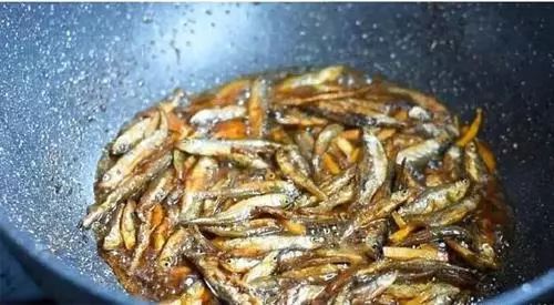 香辣小鱼干丨既是下饭菜，又是零食！不仅好吃做法还简单！565 / 作者:月光那么美 / 帖子ID:280855