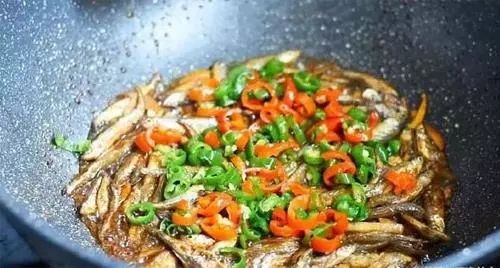 香辣小鱼干丨既是下饭菜，又是零食！不仅好吃做法还简单！954 / 作者:月光那么美 / 帖子ID:280855