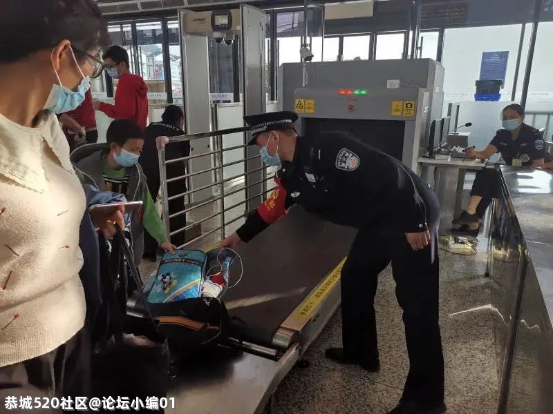 恭城一旅客携带烟花进火车站，民警对其批评教育。424 / 作者:论坛小编01 / 帖子ID:282590