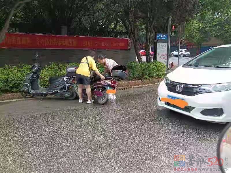 十字街洒水后滑溜溜，今天又挨两个804 / 作者:闲不住a / 帖子ID:288336